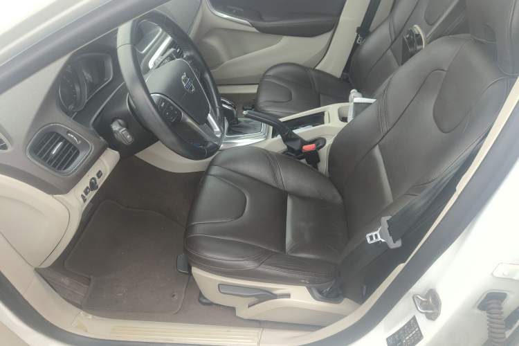 Used Volvo V40 2015 1.6T Zhiyi Edition