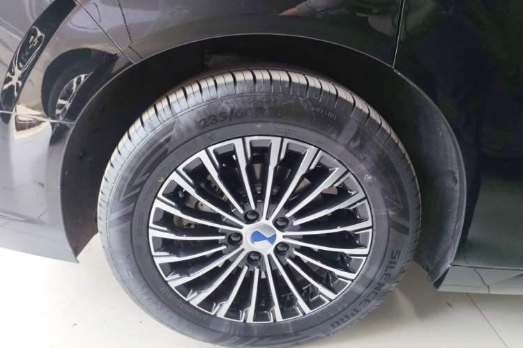 Used Denza D9 2022 DM-i 1040 Prestige Model
