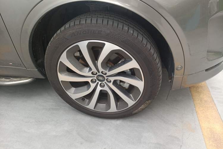 Used Land Rover Discovery Sport New Energy 2021 P300e Performance Tech Edition Right Front Wheel Hub