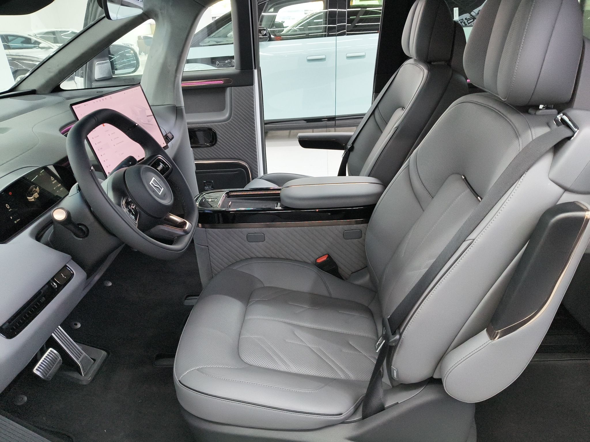 المقاعد الأمامية داخل السيارة