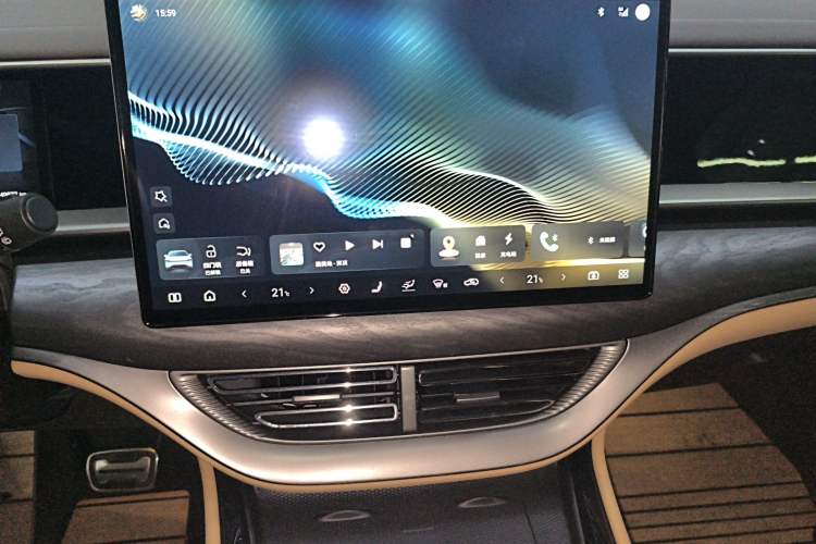 Used Denza D9 2025 DM-i Smart Drive 1020 Four-Wheel Drive Deluxe Model
