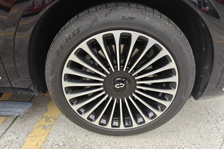 Used Hima AITO M9 2024 Range-Extended Ultra Version 42 kWh 6-Seater Model Right Front Wheel Hub