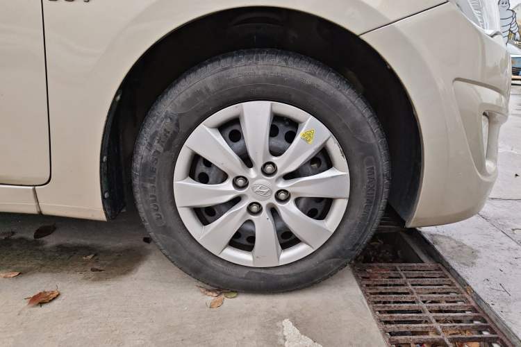 Used Hyundai Verna (older generation) 2011 Hatchback 1.4L Automatic Comfort Model GS Right Front Wheel Hub