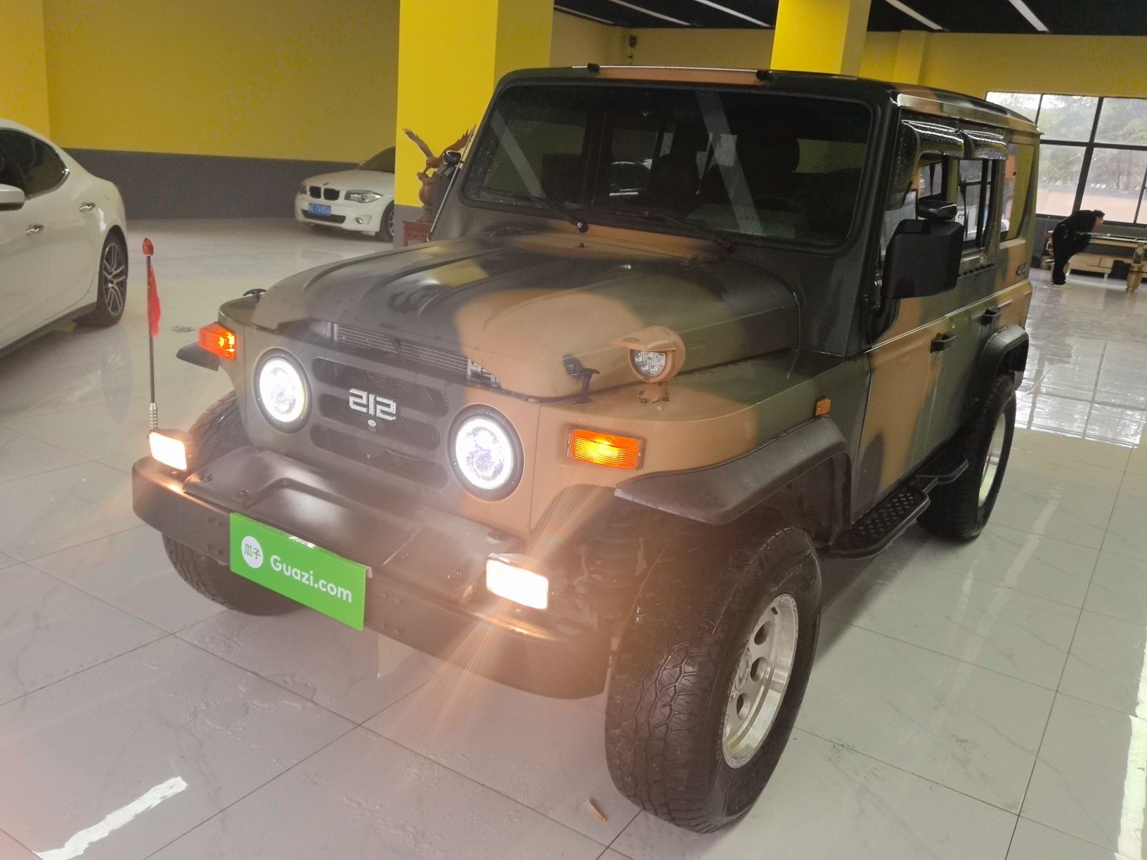 تحت مقدمة السيارة