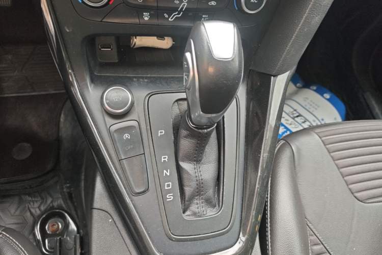 Used Ford Focus 2017 Hatchback EcoBoost 125 Automatic - Ultra-Powerful Style Edition with Smart Drive Features Gear Lever