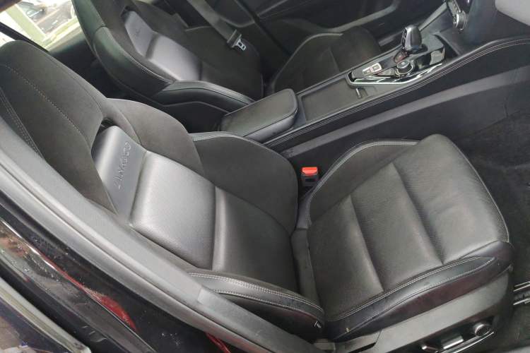 Used Lynk & Co 03 2022 2.0TD DCT JingPro Right Front Seat