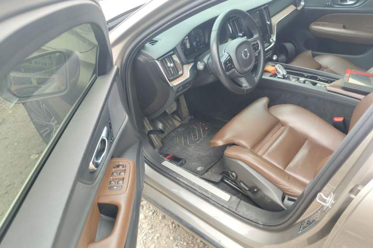 Used Volvo S60 2022 B4 Zhiyuan Luxury Edition
