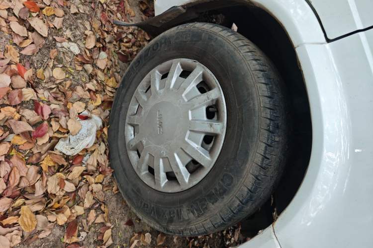 Used JMC Transit 2017 2.8T Commercial Version Short Wheelbase Mid-Roof 6/7/8-Seater JX493 Right Front Wheel Hub