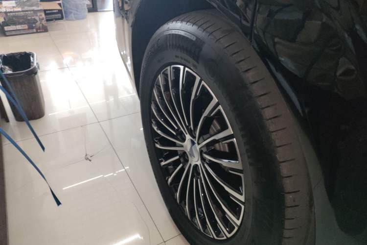 Used Denza D9 2024 DM-i 980 Four-Wheel Drive Prestige Model Right Rear Wheel Hub