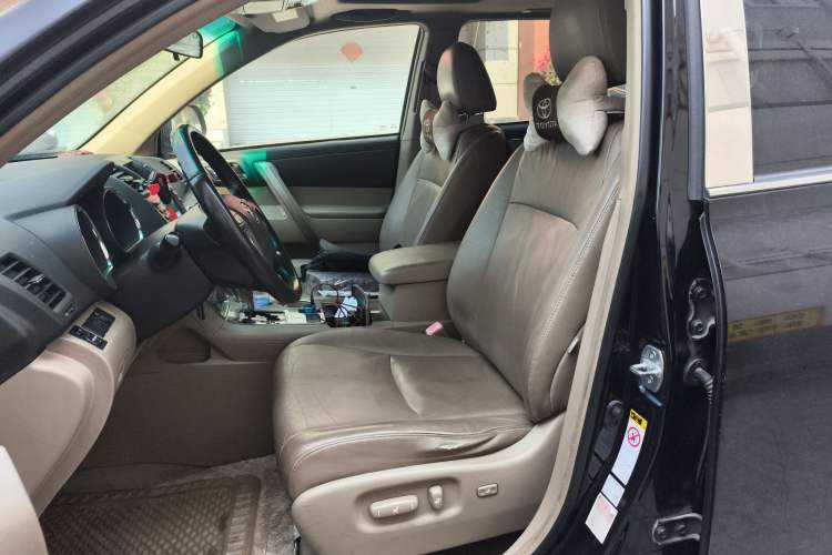 Used Toyota Highlander 2012 2.7L Two-Wheel Drive 7-Seater Luxury Edition Left Front Seat