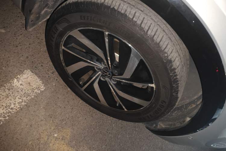 Used Volkswagen Viloran 2020 330TSI Luxury Edition Right Front Wheel Hub