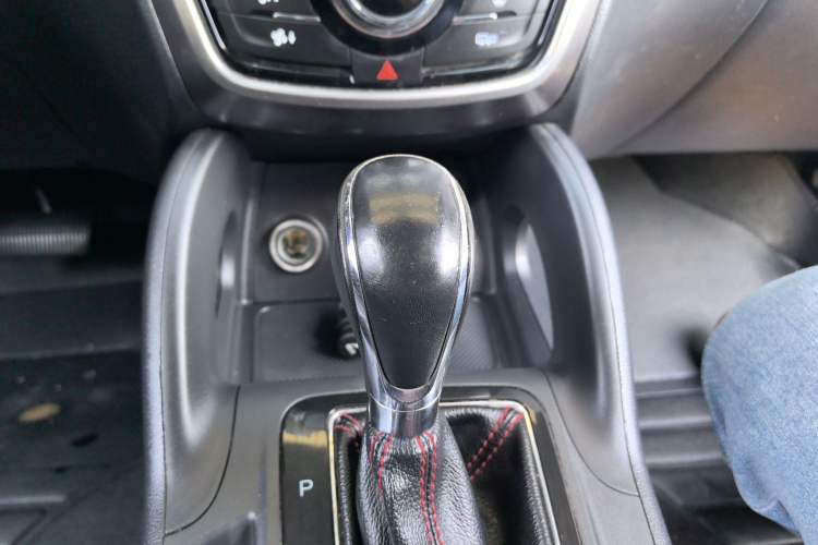 Used CHANGAN CS75 2014 1.8T Automatic Elite Version China V Standard Gear Lever