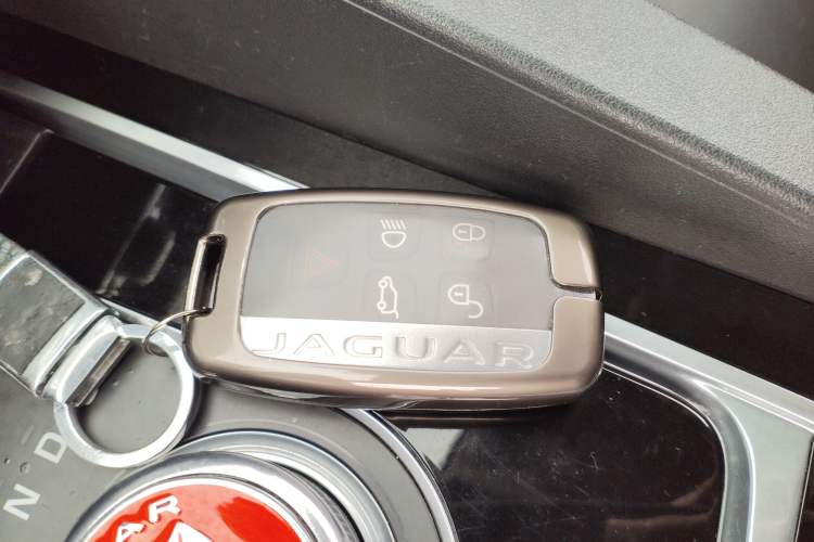 Used Jaguar F-PACE 2016 2.0T Two-Wheel Drive Urban Luxury Edition
