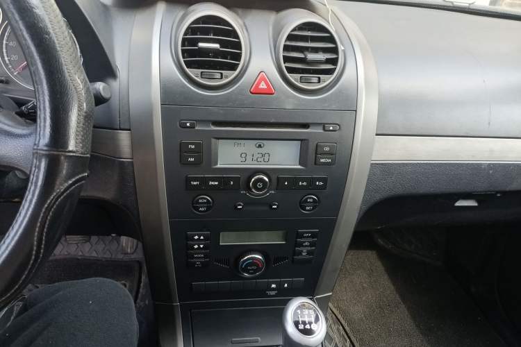 Used Haval H5 Classic 2011 Zhizun Edition 2.0L Two-Wheel Drive Luxury Model Audio And AC Panel