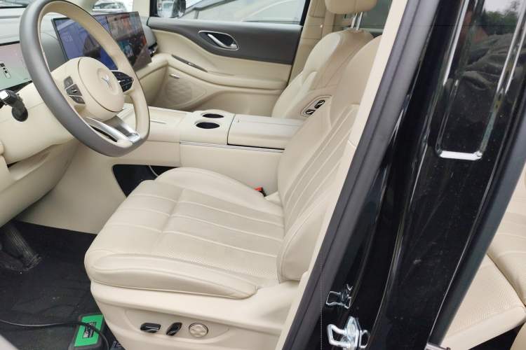 Used VOYAH Dream 2025 EV Four-Wheel Drive Excellence Kunpeng Edition