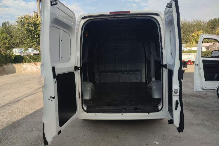 Used SAIC MAXUS Dana V1 2023 V1 Short Wheelbase High Roof (43 kWh)