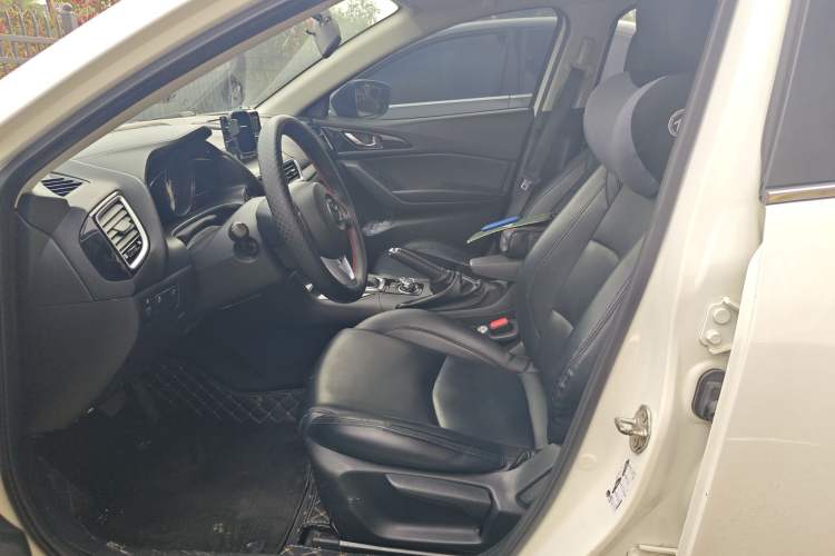 Used Mazda 3 Axela 2014 Sedan 1.5L Automatic Luxury Model