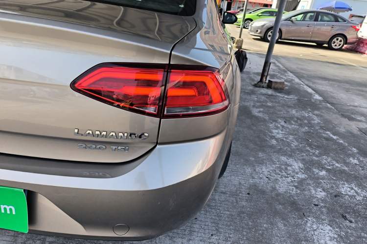 Used Volkswagen Lamando 2015 230TSI DSG Fashion Edition
