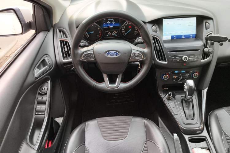 Used Ford Focus 2018 Sedan Classic EcoBoost 180 Automatic Elite Model Steering Wheel