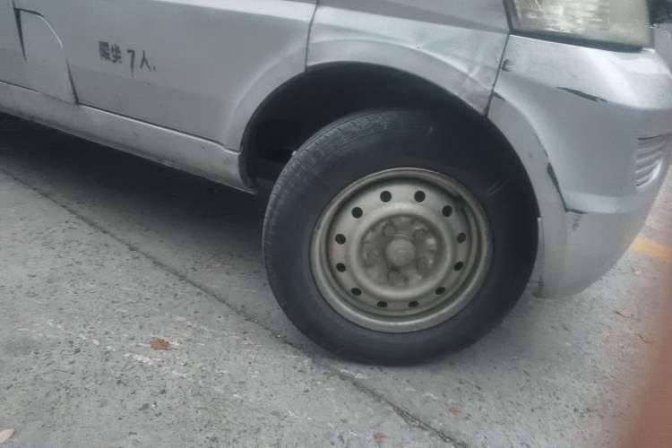 Used Wuling Rongguang 2017 1.5L Extended Basic Version Right Front Wheel Hub