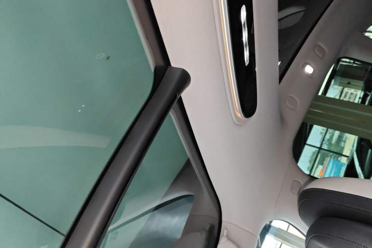 Used IM LS7 2023 90 kWh Elite All-Wheel-Drive Version Headliner