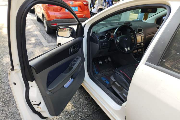 Used Ford Focus 2014 Hatchback Classic 1.8L Manual in Cool White Collector's Edition