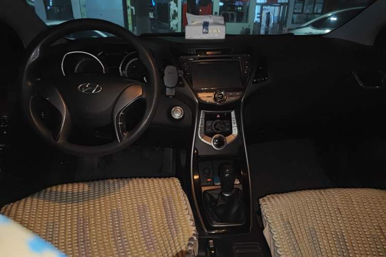 Used Hyundai Elantra (5th Generation / Langdong) 2012 1.6L Manual Leading Model Center Console