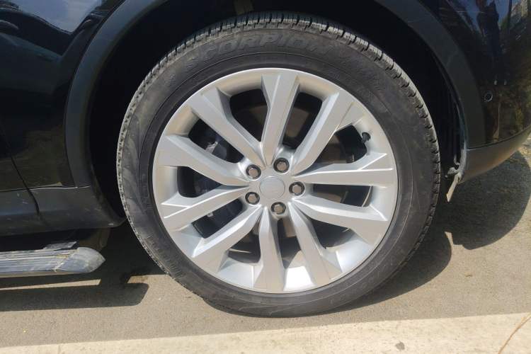 Used Land Rover Discovery 2024 360 PS S Right Front Wheel Hub