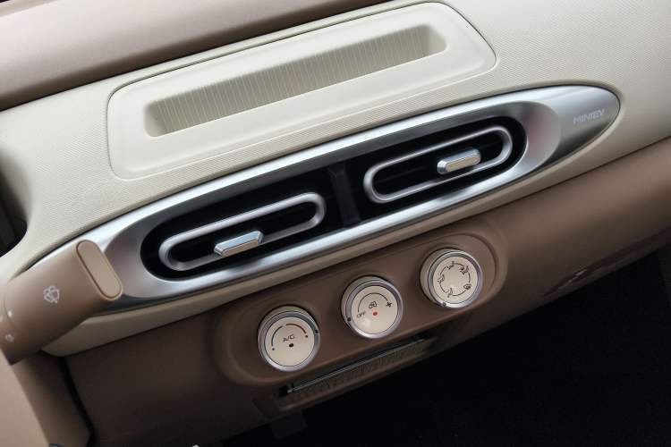 Used Wuling Hongguang MINIEV 2025 Four-Door Version Advanced Edition Audio And AC Panel