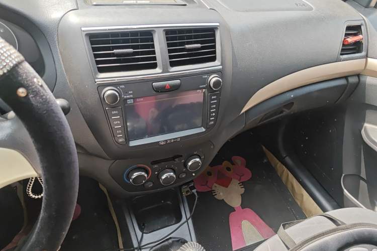 Used FAW Weizhi V5 2013 1.5L Manual Entry-Level Model China IV Standard Audio And AC Panel