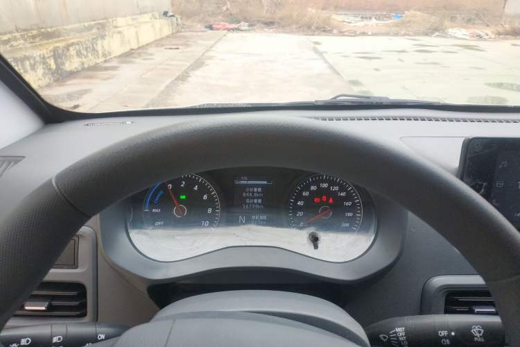 Used Wuling Yangguang 2024 300km Comfort Version with Sealed Windows 60kW Instrument Cluster