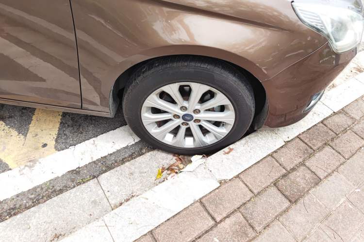 Used Ford Escort 2015 1.5L Automatic Fashion Model Right Front Wheel Hub