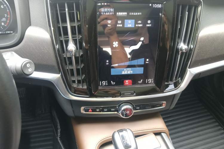 Used Volvo V90 2020 Cross Country T5 AWD Prestige Edition Audio And AC Panel