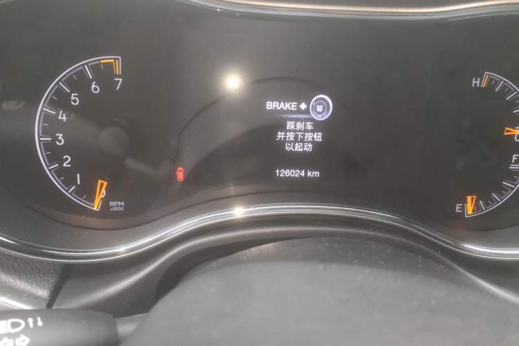 Used Jeep Grand Cherokee 2017 3.0L Comfort Navigation Edition Odometer Close Up