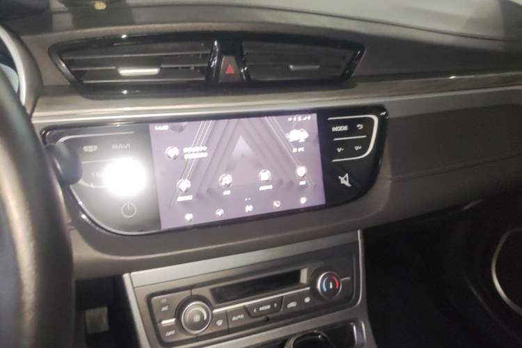 Used Geely Auto Emgrand 2019 Leading Edition 1.5L CVT Upward-Connected Model China VI Standard Audio And AC Panel