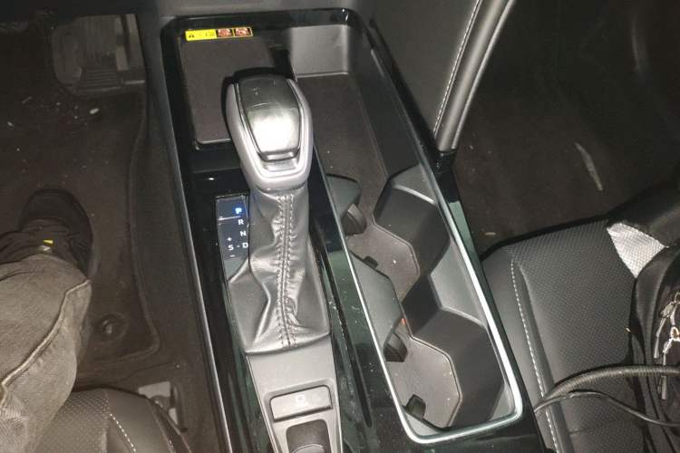 Used Toyota Camry 2024 Dual-Motor 2.0 HGVP Luxury Edition Gear Lever