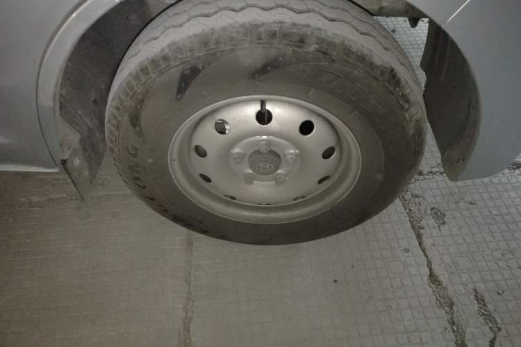 Used CHANGAN KAICHENG Ruixing EM60 2025 Passenger Version Comfort Edition 6 Seats 300 km Range Side-Hinged Doors Right Front Wheel Hub