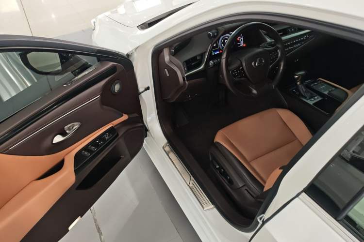 Used Lexus ES 2020 300h Premier Edition
