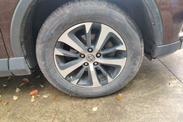 Used Toyota RAV4 2016 2.0L CVT Two-Wheel Drive Smart Edition China V Standard Right Front Wheel Hub