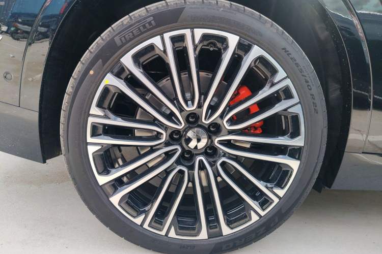 Used Nio ES8 2026 Model 6-seat Executive Signature Edition Right Rear Wheel Hub