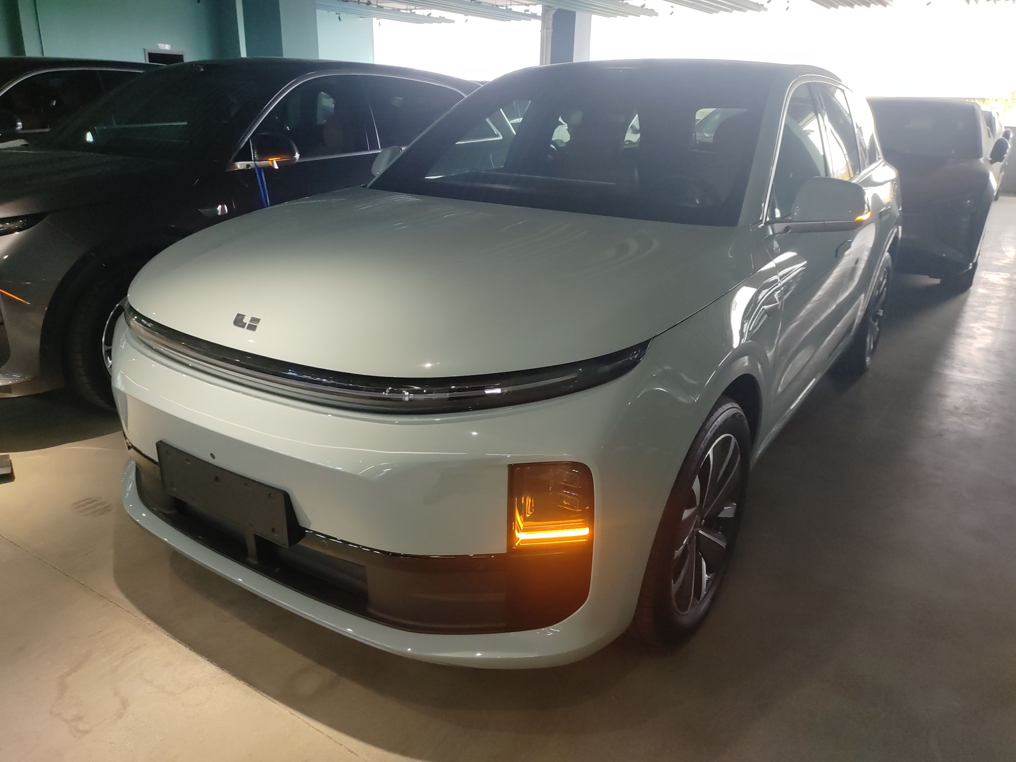 Под передней частью автомобиля