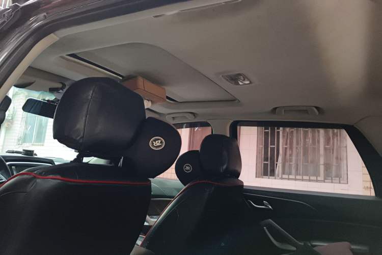 Used JMC Yusheng S350 2016 2.4T Automatic 2WD Diesel Luxury Version with Sunroof 7 Seats Headliner