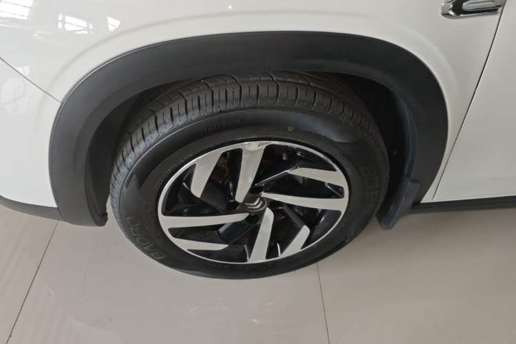 Used Citroen C3-XR 2017 1.6L Automatic Pioneer Model Left Front Wheel Hub