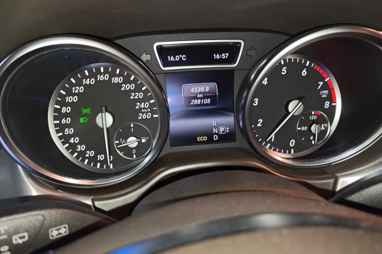 Used Mercedes-Benz M-Class 2014 ML 320 4MATIC Odometer Close Up