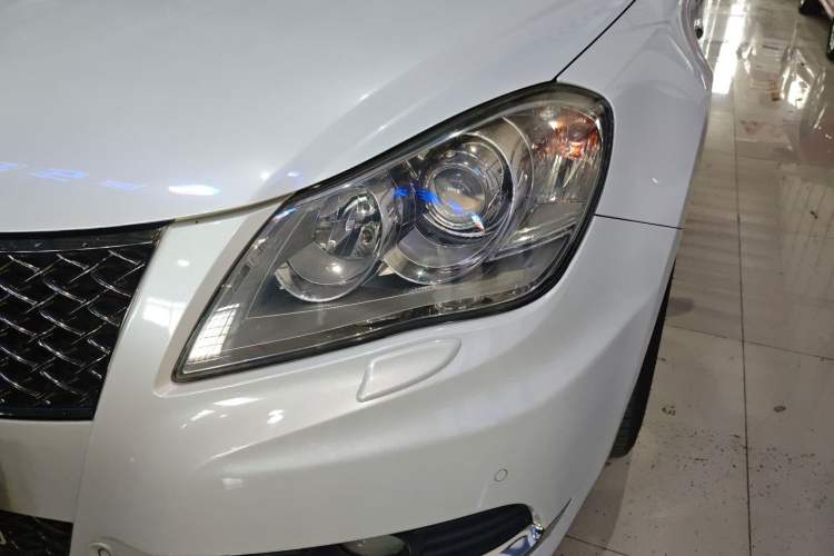 Used Suzuki Kizashi 2011 2.4L Two-Wheel Drive Luxury Navigation Edition
