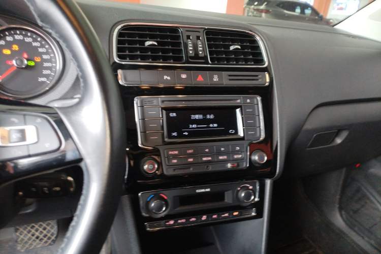 Used Volkswagen Polo 2016 1.6L Automatic Luxury Model Audio And AC Panel