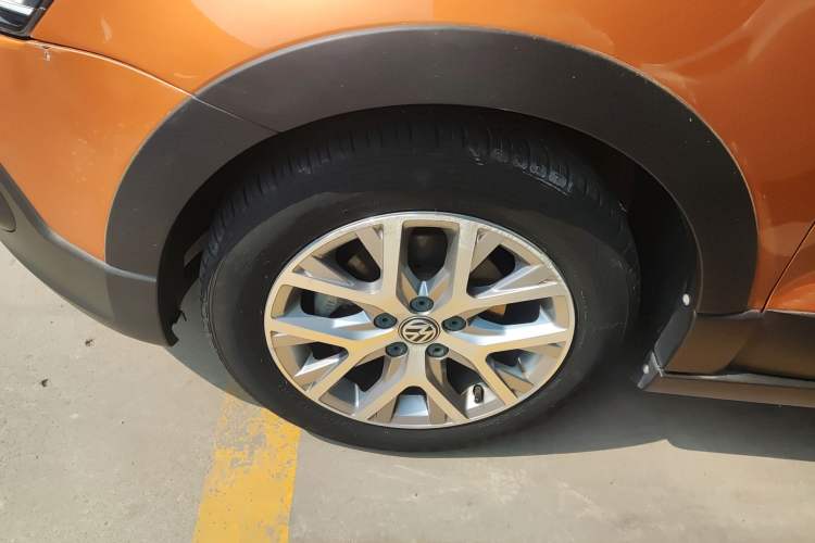 Used Volkswagen Polo 2016 1.6L Cross Polo Automatic Left Front Wheel Hub