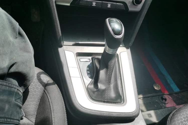 Used Hyundai Elantra (6th Generation / Lingdong) 2016 1.6L Automatic ZhiXuan – Elite Version Gear Lever