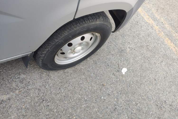 Used Wuling Zhiguang Small Truck 2020 1.2L Single Cab Right Front Wheel Hub