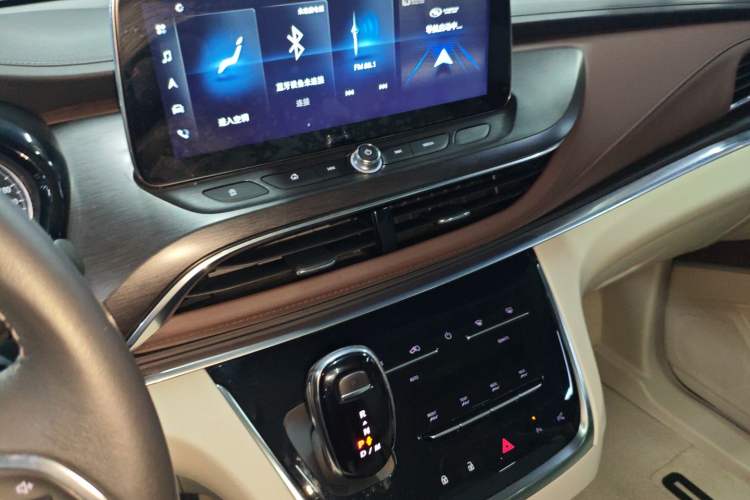 Used Buick GL8 2021 Land Cruiser Executive Class 652T Smart Luxury Model Audio And AC Panel